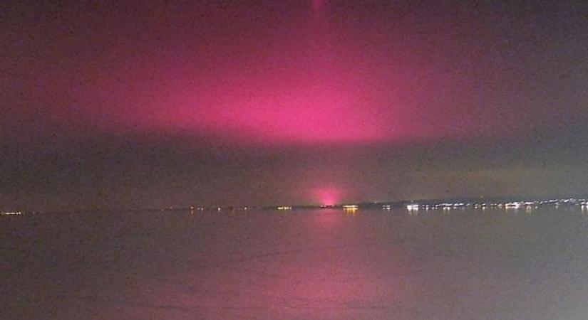 Különleges légköri jelenség festette rózsaszínre a Balaton egét ( videó)
