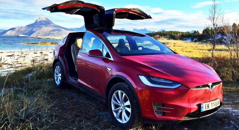 A Tesla leállítja két elektromosautó-modellje gyártását, hogy helyet csináljon a robotoknak