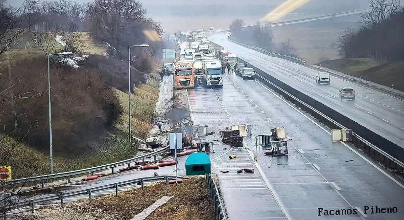 Teljes útzár az M6-oson: gázpalackokat szállító teherautó balesetezett