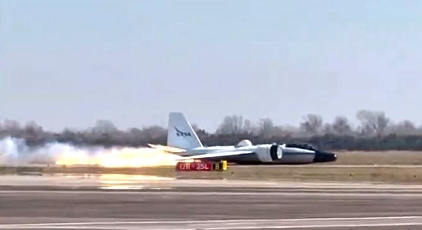 Lángolva landolt a NASA gépe, aminek története a vietnámi háborúig nyúlik vissza - videó