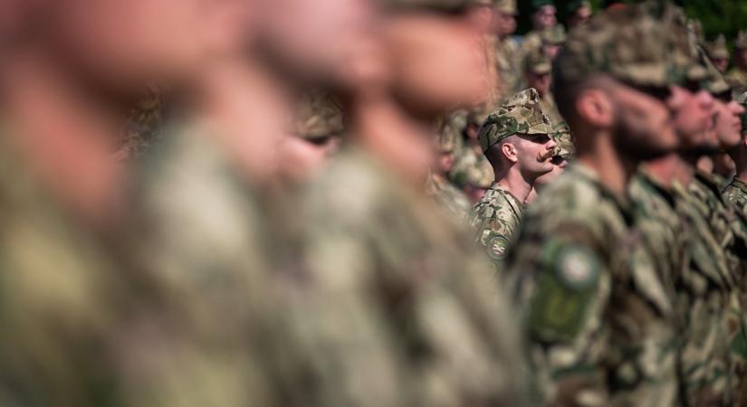Több tízezer fegyveres kap jelentős juttatást pénteken
