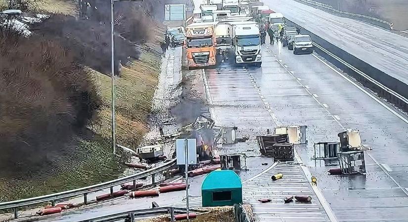 Teljes útlezárás az M6-oson, gázpalackok szóródtak szét és gyulladtak ki