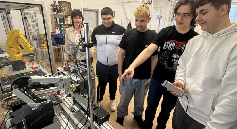 Robotokig vezet az út a berettyóújfalui Bessenyeiben