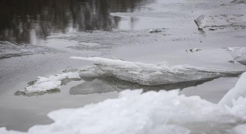 Markolóval távolítják el a jégtáblákat a tiszai kikötőből