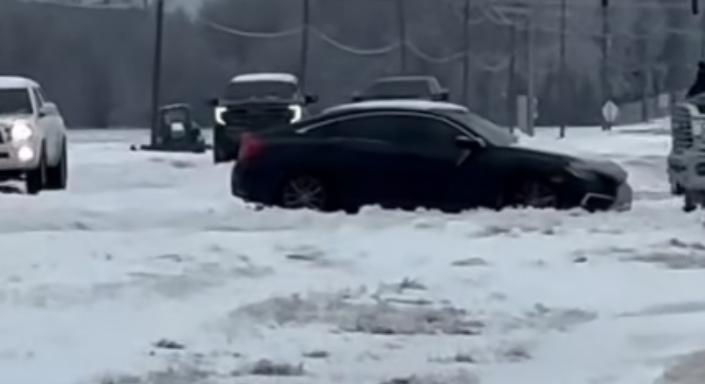 Bepöccentek a rendőrök, büntetéssel fenyegetik a hóban elakadó autósokat