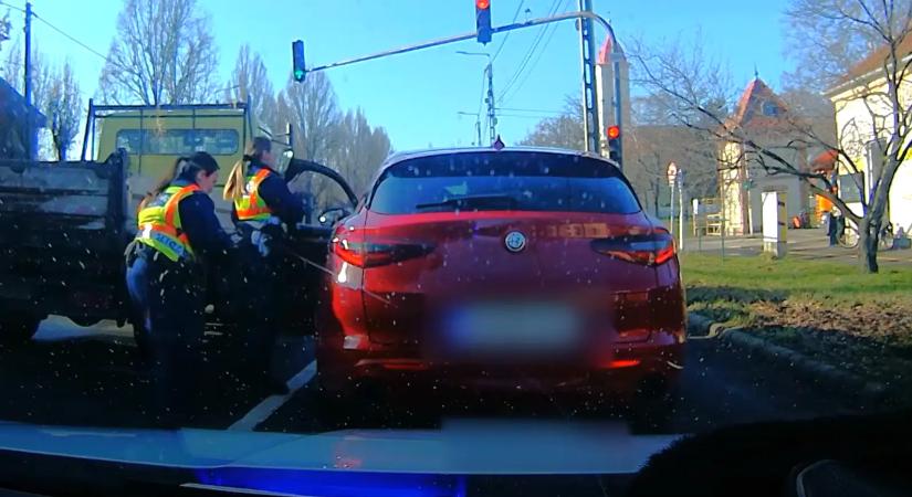 Autós üldözés kerekedett egy egyszerű szabálytalanságból Békéscsabán, íme a videó!