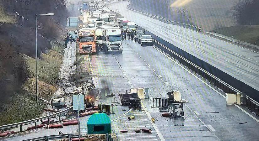Teljes a káosz: Égő gázpalackok és mesterlövész az autópályán