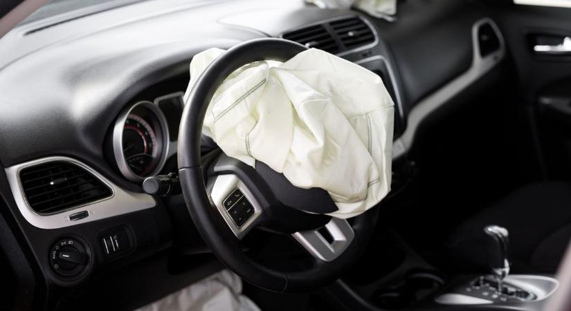 Két autó karambolozott, a mentőket is riasztani kellett