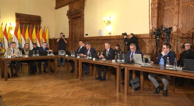 Nem a megszorításokra