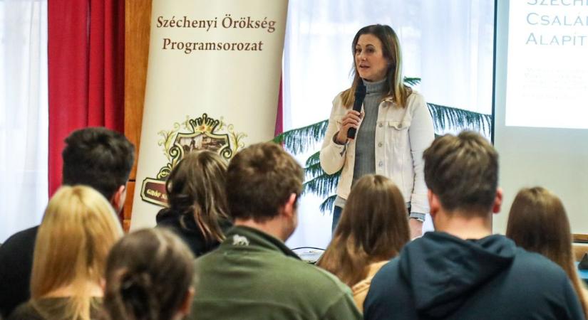 Egyedülálló előadást tartott gróf Széchenyi Tímea Szolnokon – galériával