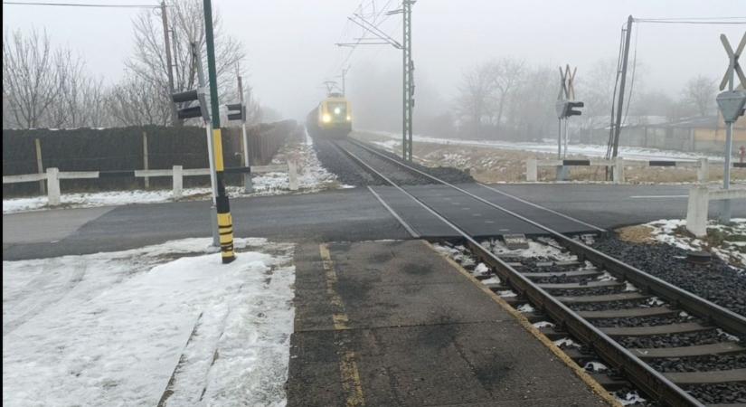 Egyelőre marad a fényjelzés Szárföldön, nincs tervben a sorompó felszerelése