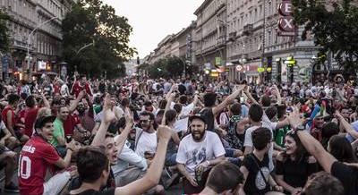 A Körúton ünnepeltük a fociválogatottat, 20 év után visszatért az RHCP – Ez történt 2016-ban Budapesten