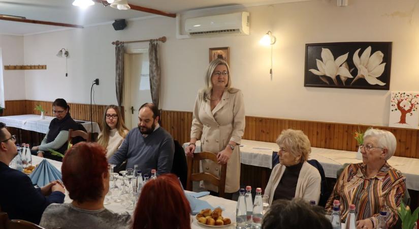 Bemutatták a terveket: több száz milliós fejlesztés indul Makó egyik parkjában