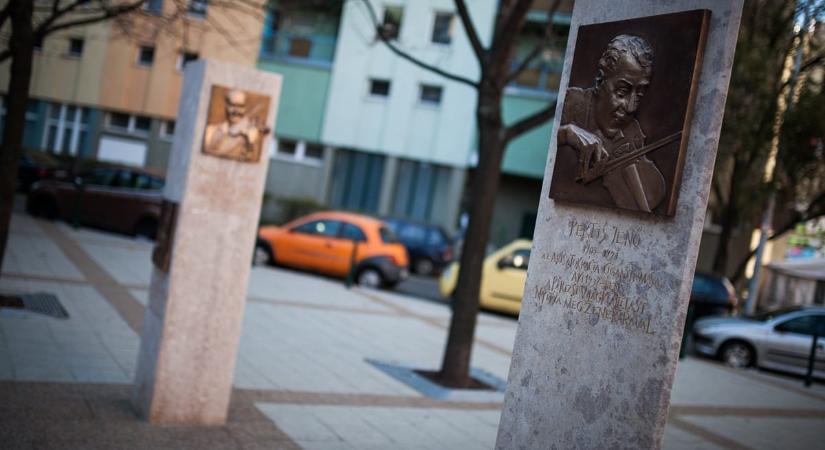 Bocsánatot kért a Kutyapárt a vécékefés akcióért a Muzsikus cigányok parkjában