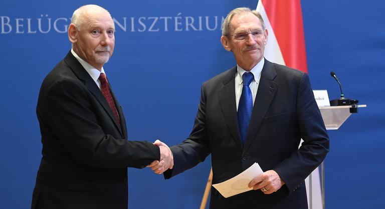 Pintér Sándor a szlovén belügyminiszterrel egyeztetett