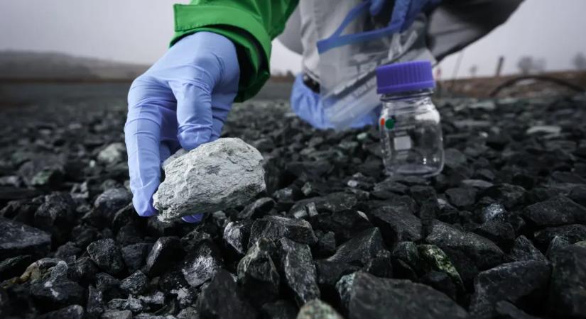 Súlyos azbesztszennyezésre bukkant a Greenpeace a magyar–osztrák határ mentén