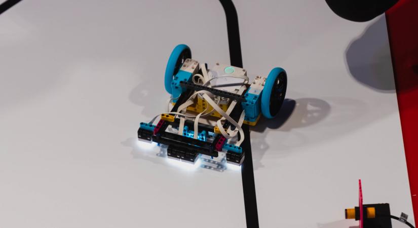 Akár Dél-Koreába is eljuthatnak a diákok a robotikával