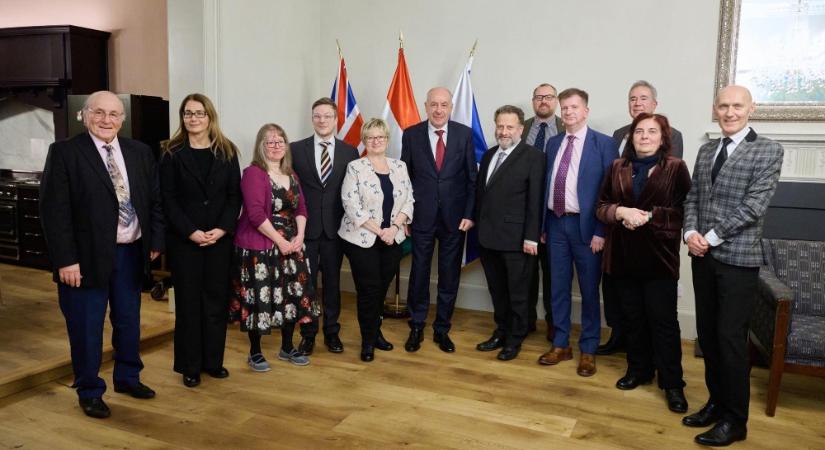 Sulyok Tamás Edinburgh-ban élő magyarokkal találkozott