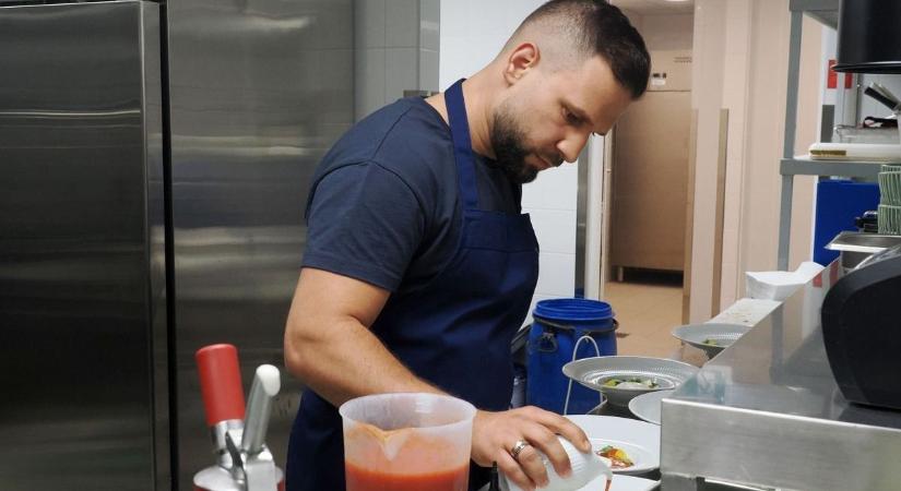 Hűha, mi történt Rácz Jenő hajával? Alig lehet ráismerni a sztárséfre!