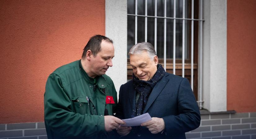 Orbán Viktor: Az első nemzeti petíció sikeresen kézbesítve