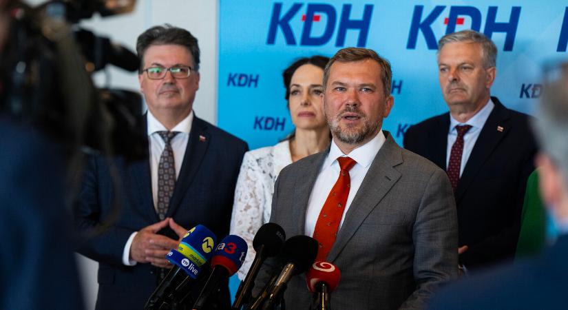 Egyet érsekújvárira cseréltek, egyet igazoltak a kereszténydemokraták