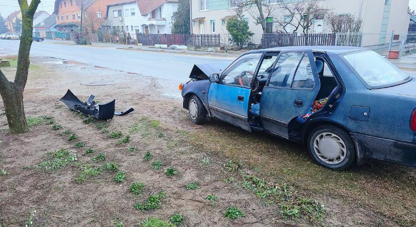 Teljesen összetört az egyik autó a zsombói karambolban, két utast emeltek ki a tűzoltók – fotók