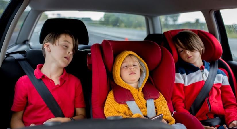 Gyerek biztonság az autóban: ezeket a szabályokat minden szülőnek ismernie kell