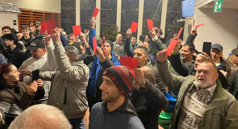 „Lázár, takarodj” – tüntetők zavarták meg Lázár János fórumát, az egyik kérdező piros lapot mutatott fel