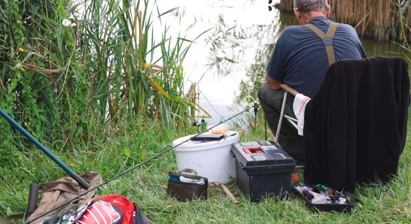 Se cigi, se alkohol: az új szabály szerint már egy kortyot sem ihatnak a horgászok