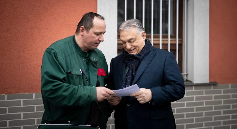 Orbán Viktor: Az első nemzeti petíció sikeresen kézbesítve – fotók