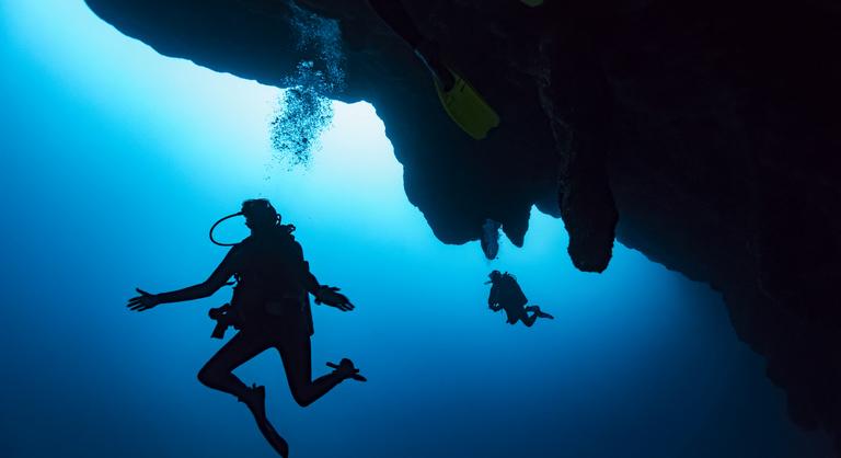 Félelmetes dolgokat találtak kínai kutatók a legmélyebb vízalatti barlang mélyén