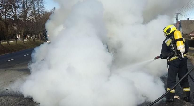 Kigyulladt egy autó Zalában – Az ott lévők oltották el