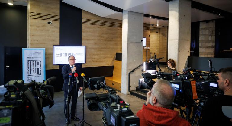 Az egyik leghíresebb magyar, aki a legmostohább körülmények között is öltönyt és mellényt viselt