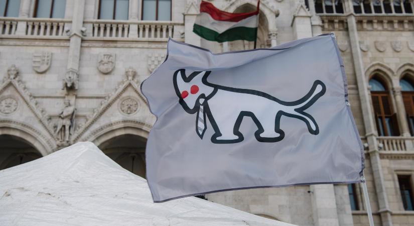 Bocsánatot kért a Magyar Kétfarkú Kutya Párt, amiért vécékefével ragasztották le az emlékműveket a Muzsikus cigányok parkjában