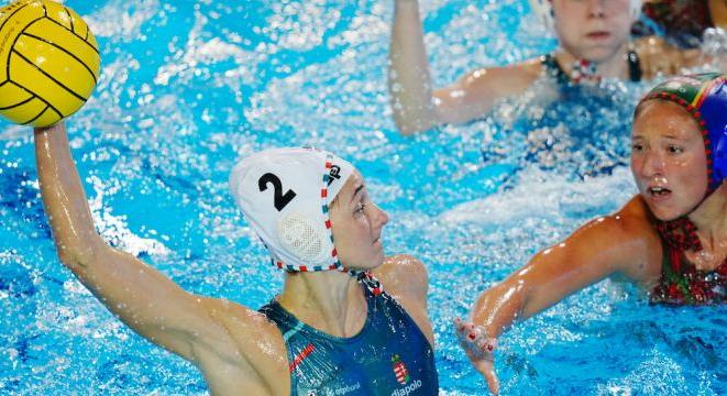 A házigazda legyőzésével csoportelsők a női pólósok