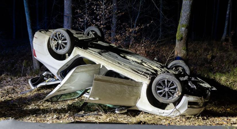 Árokba borult egy autó, a tűzoltók és a mentő is a helyszínre érkezett