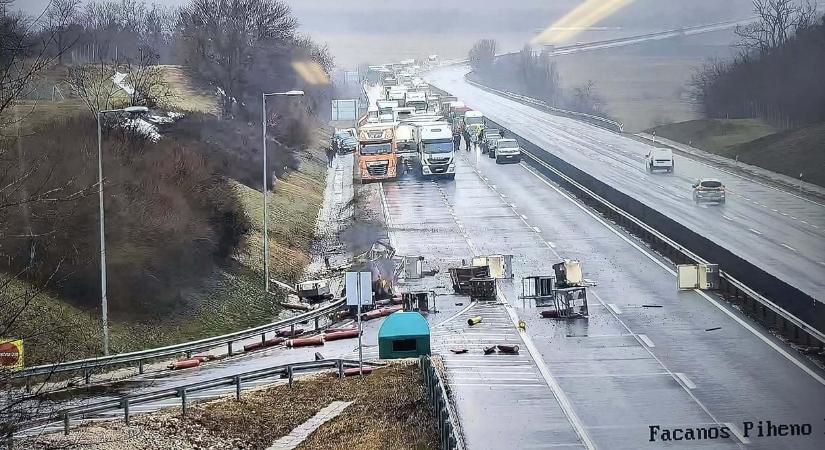 Súlyos baleset miatt lezárták az M6-ost Besnyőnél – mesterlövészt is hívtak a lángoló gázpalackok miatt
