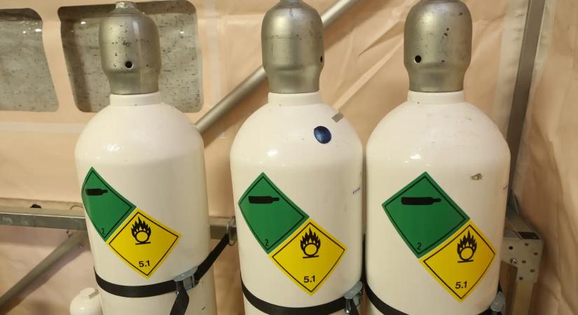 Mesterlövészre várnak az M6-os autópályán egy útról lecsúszott, gázpalackokat szállító teherautó miatt