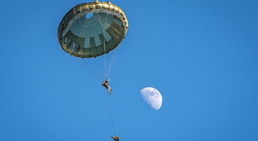 400 méter magasból a földre: különleges légi deszant a Bakonyban (galéria)