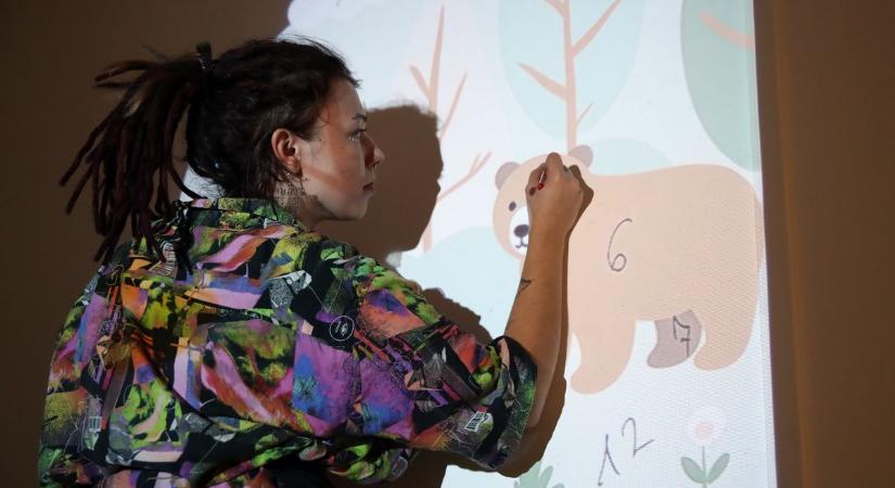 Macik, űrutazás, repülők - minden gyermeket felvidítanak majd az új figurákkal díszített falak a gyermekonkológián (GALÉRIA)