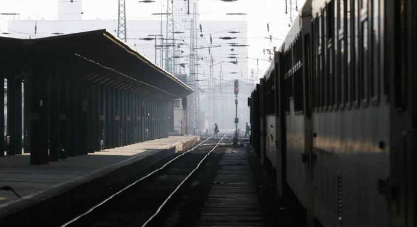 Embert gázolt a vonat egy gyalogos átkelőnél Budapesten