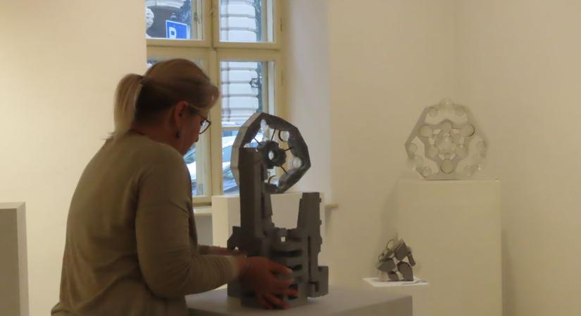 Rendhagyó kiállítás bizonyítja mire képes a beton a művészetben