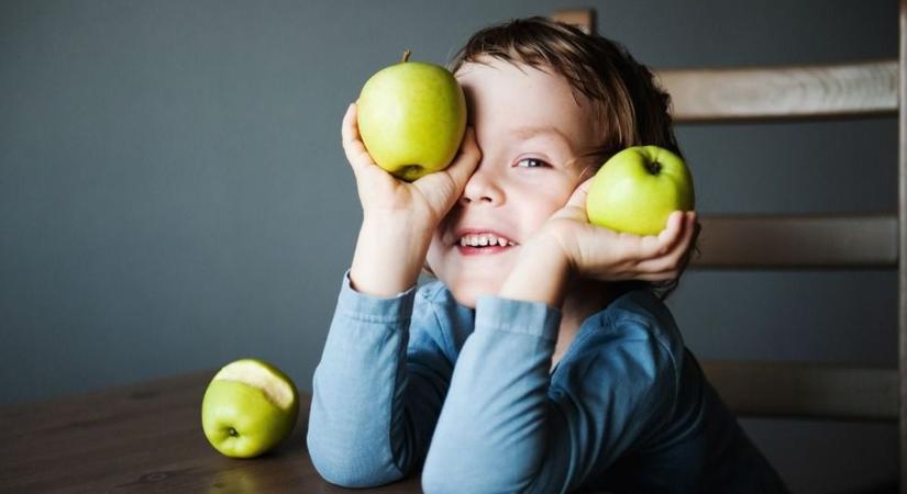 Durva, ami kiderült! Nem szabadna almát enniük a kisgyerekeknek