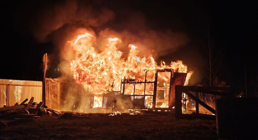 Drámai istállótűz Baranyában: a lángok martaléka lett a baromfik eledele