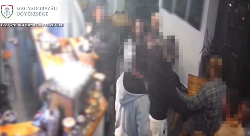 Videón a balhé: az ittas férfi lefújta gázspray-vel a veszekedőket – saját vejét sem kímélte