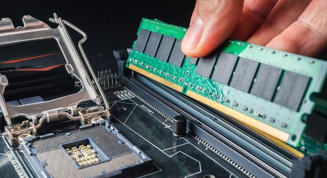 Elképesztő, de egyesek a kiállított PC-kből is kiszedik a memóriát!