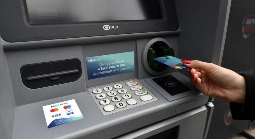 Bankkártyások figyelem: változik az ATM-ből felvehető pénz összege