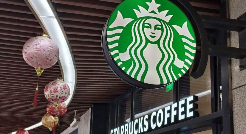 Felemás negyedévet zárt a Starbucks: nőtt a forgalom és a bevétel, de csökkent a profit
