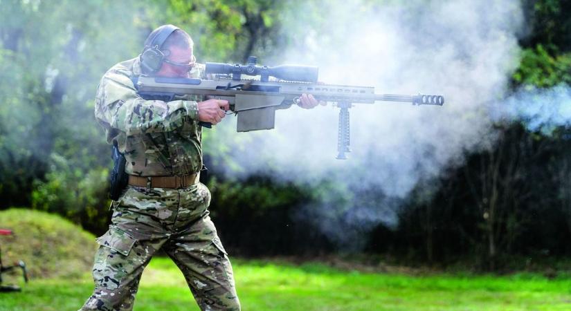 Továbbra is zárva az M6-os, a tűzoltók oltják, hűtik a gázpalackokat, a mesterlövész egyet kilőtt