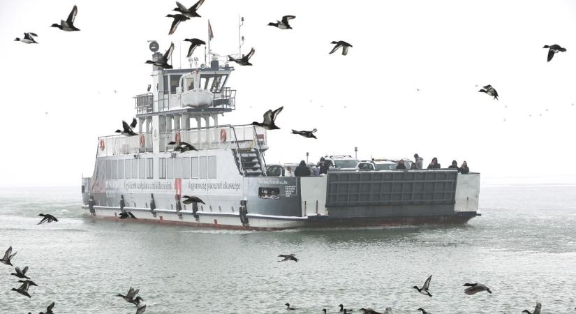 Kiszabadult a jég fogságából a Balaton: újra jár a komp Szántód és Tihany között